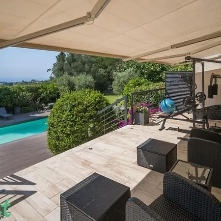 3 Bedrooms With Private Garden And Pool Ferienhaus