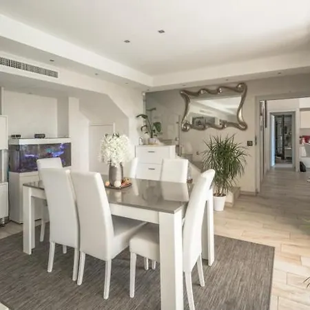 3 Bedrooms With Private Garden And Pool Ferienhaus
