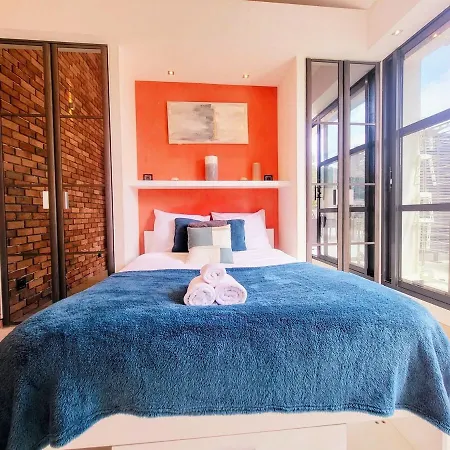 3 Bedrooms With Private Garden And Pool Semesterbostad *