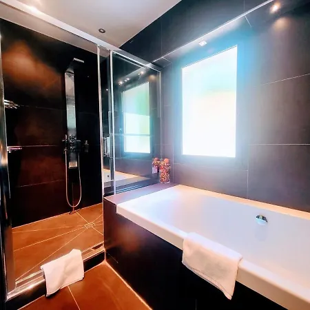3 Bedrooms With Private Garden And Pool * Νίκαια