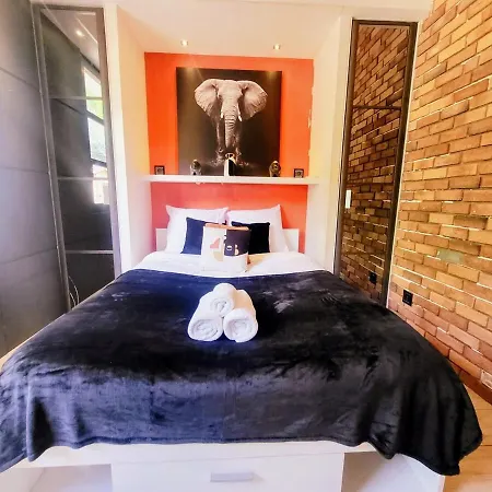 3 Bedrooms With Private Garden And Pool Сasa de vacaciones Niza