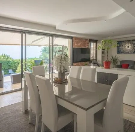 3 Bedrooms With Private Garden And Pool * Νίκαια