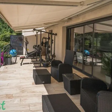 3 Bedrooms With Private Garden And Pool Σπίτι διακοπών Νίκαια