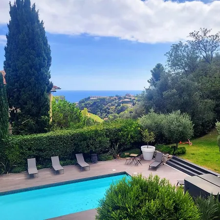 3 Bedrooms With Private Garden And Pool Сasa de vacaciones *