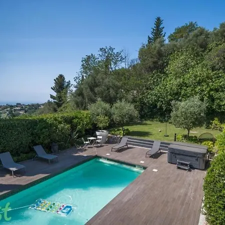 3 Bedrooms With Private Garden And Pool Сasa de vacaciones *