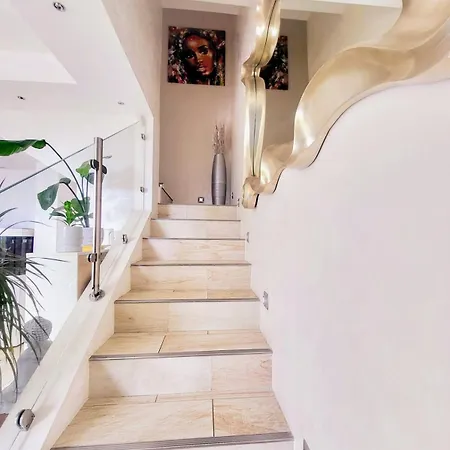Semesterbostad 3 Bedrooms With Private Garden And Pool Nice