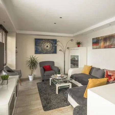 Ferienhaus 3 Bedrooms With Private Garden And Pool Nizza