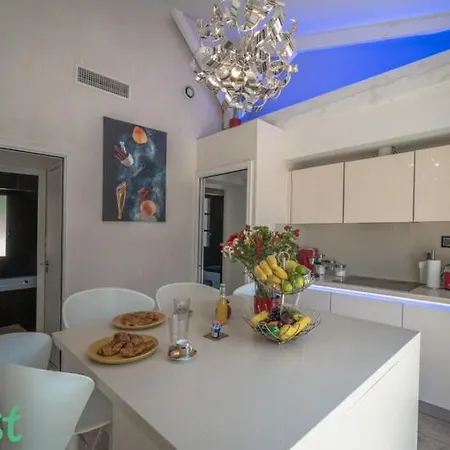 3 Bedrooms With Private Garden And Pool Сasa de vacaciones *